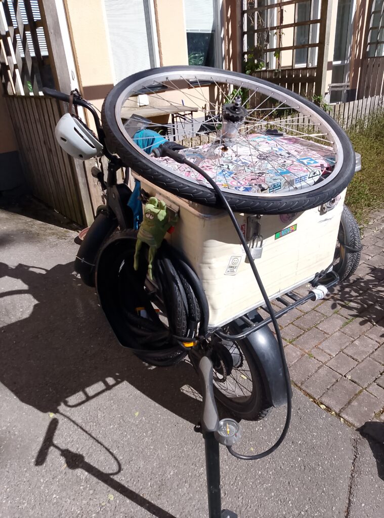 Cykeln knakar och knarrar – kontrollera nav och ekrar